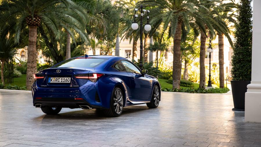  Lexus RC300h F-Sport 2018 года  (WW) (фото 9 из 12)